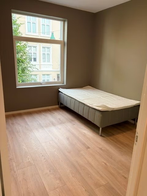 Soverom 1 med 120 cm seng. Lystette plissegardiner montert